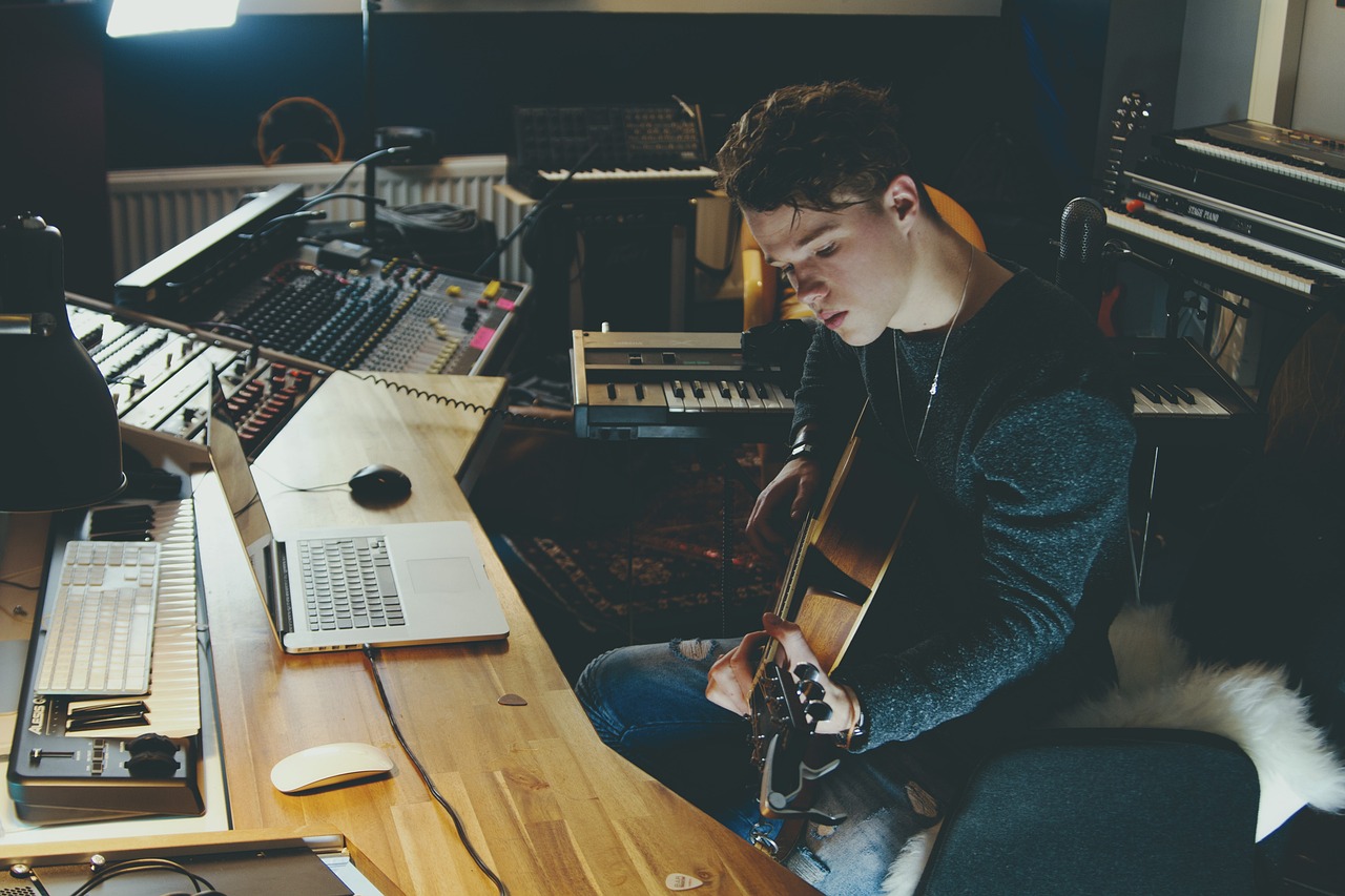 studio, songwriting, music-2677975.jpg